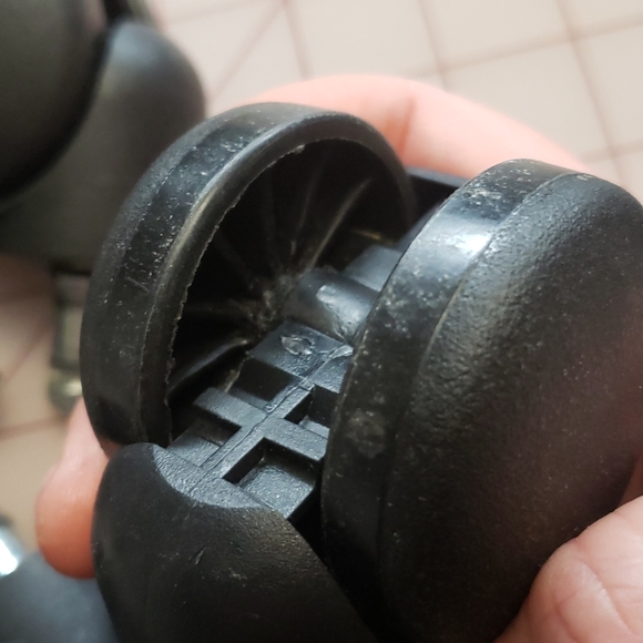 5 office chair wheels - Picture 3 of 3